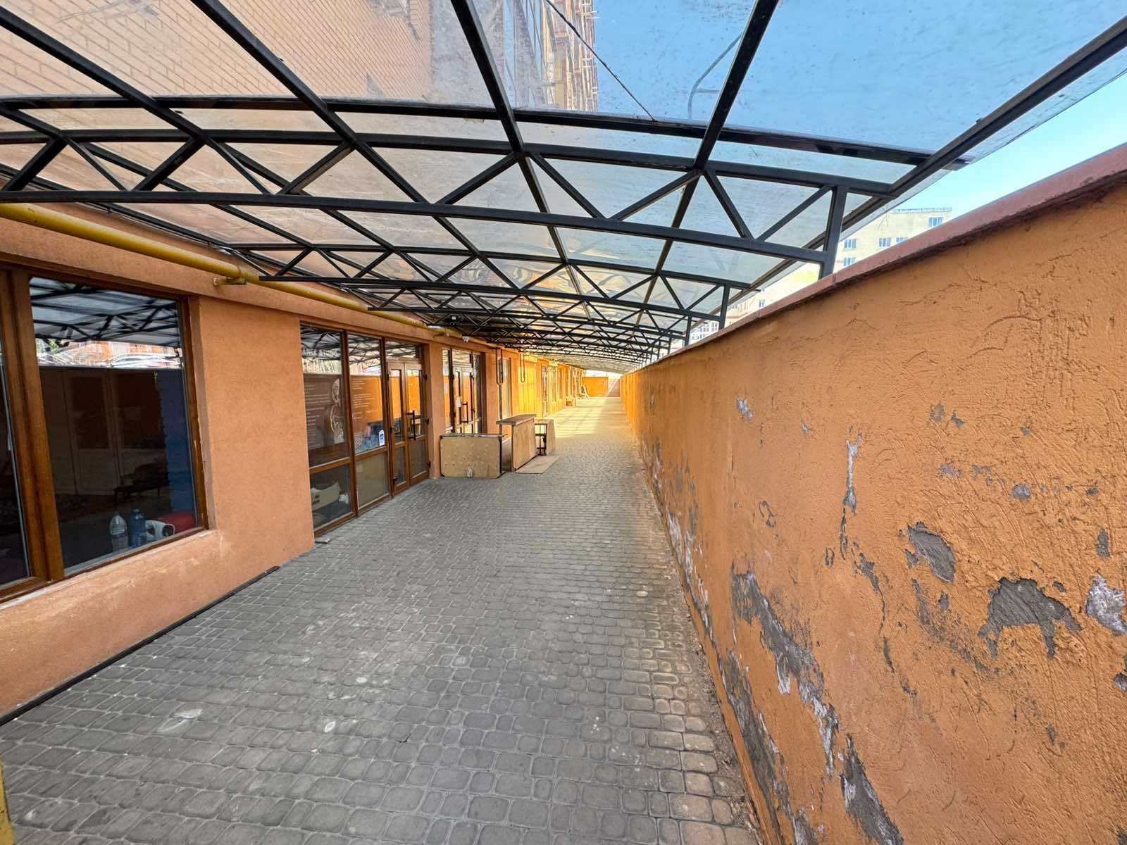 ПЛОЩА - 360.4 м², ЦІНА - 1 041 $
, Замостянський