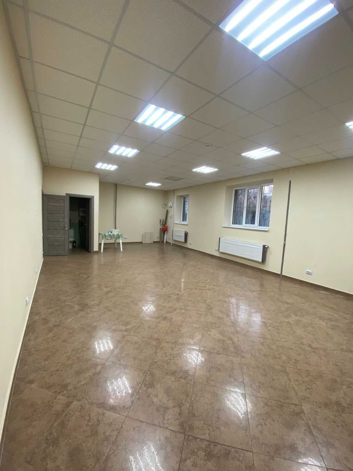 ПЛОЩА - 145 м², ЦІНА - 843 $
, Ленінський