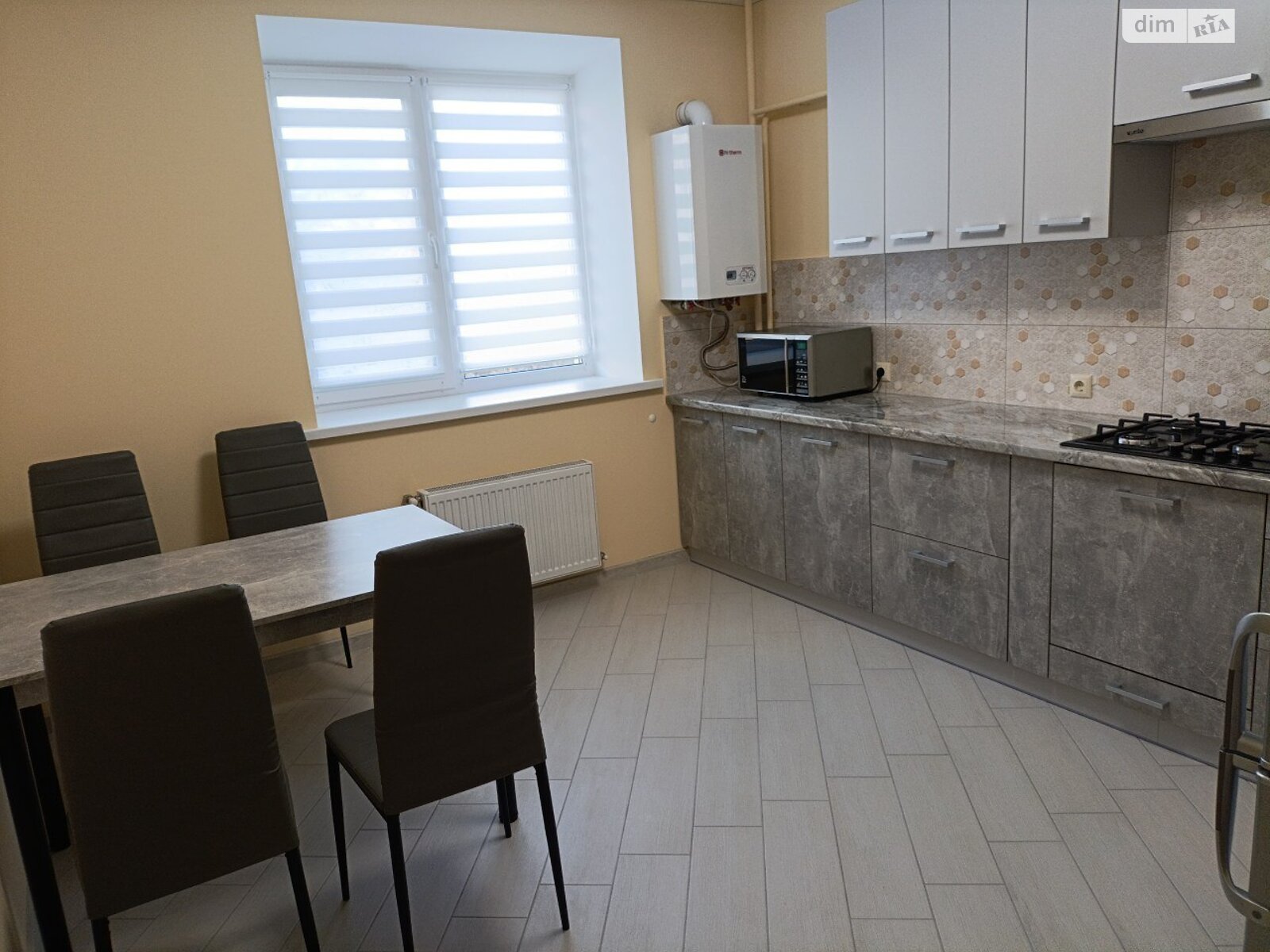 1 КІМ. КВАРТИРА, ПЛОЩА - 40 м², ЦІНА - 11 000 $
, вул. Алеї