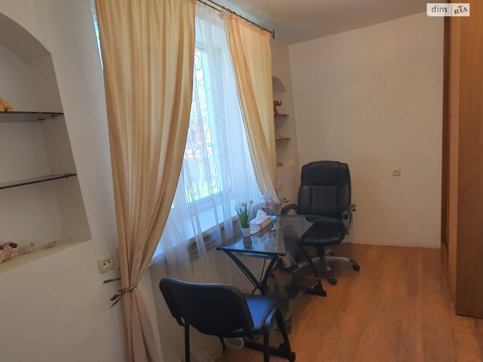 ПЛОЩА - 7 м², ЦІНА - 6 500 $
, вул. Хлібна