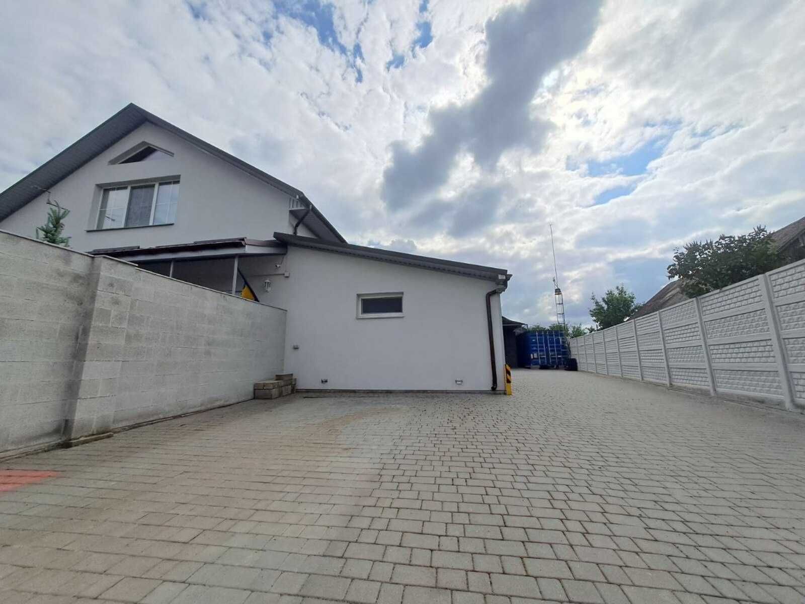ПЛОЩА - 400 м², ЦІНА - 195 000 $
