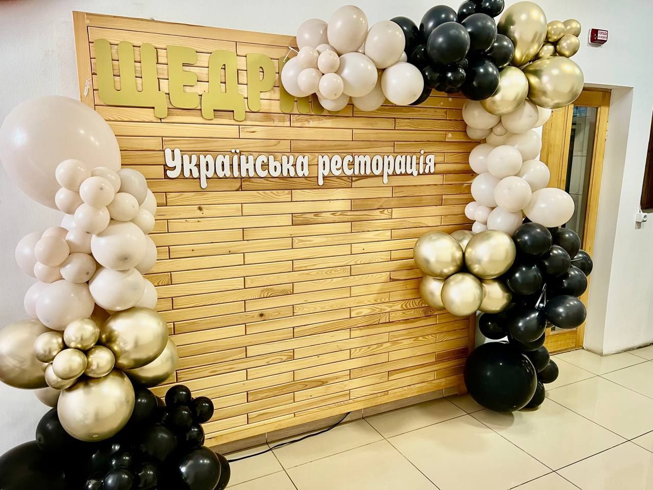 ПЛОЩА - 280 м², ЦІНА - 2 889 $
, Замостянський