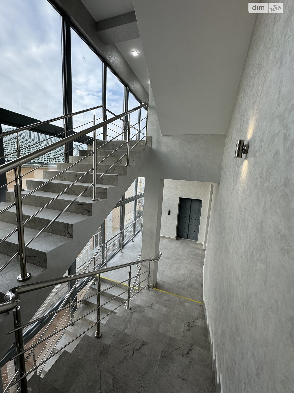Фото ПЛОЩА - 270 м², ЦІНА - 2 700 $
, вул. Соборна у Вінниці