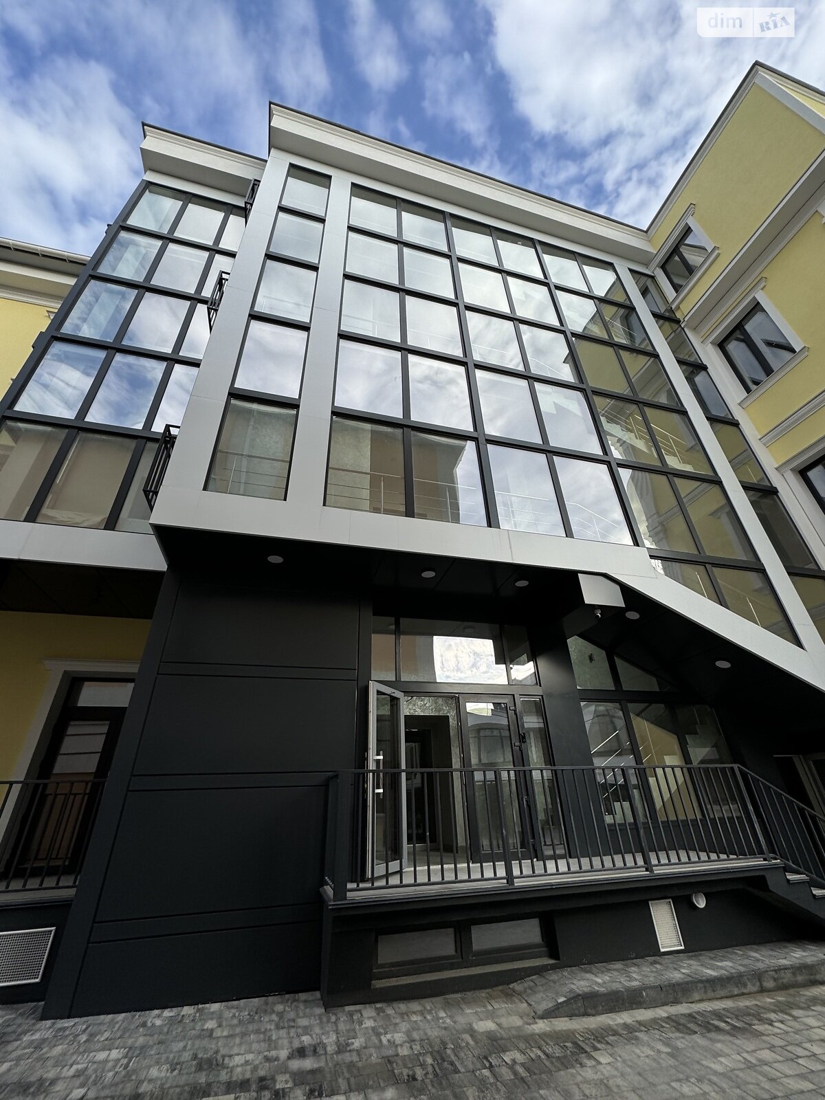 Фото ПЛОЩА - 270 м², ЦІНА - 2 700 $
, вул. Соборна у Вінниці