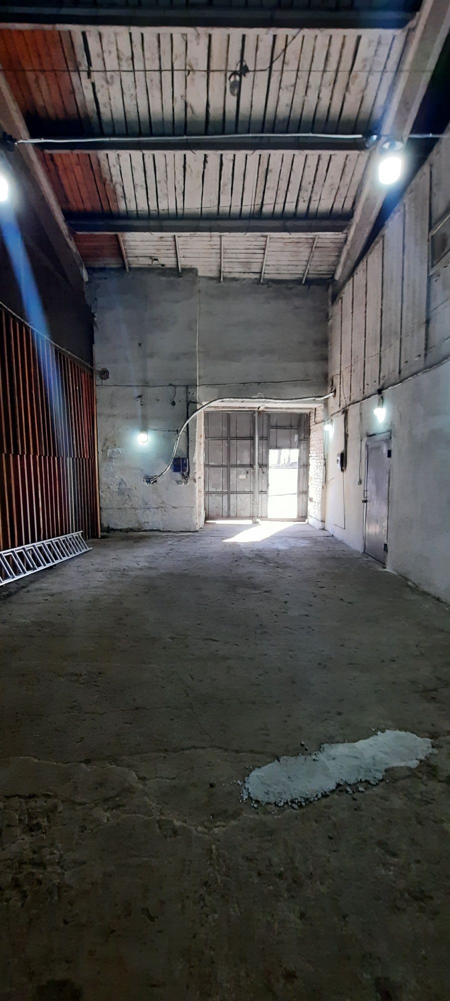 ПЛОЩА - 243 м², ЦІНА - 806 $
