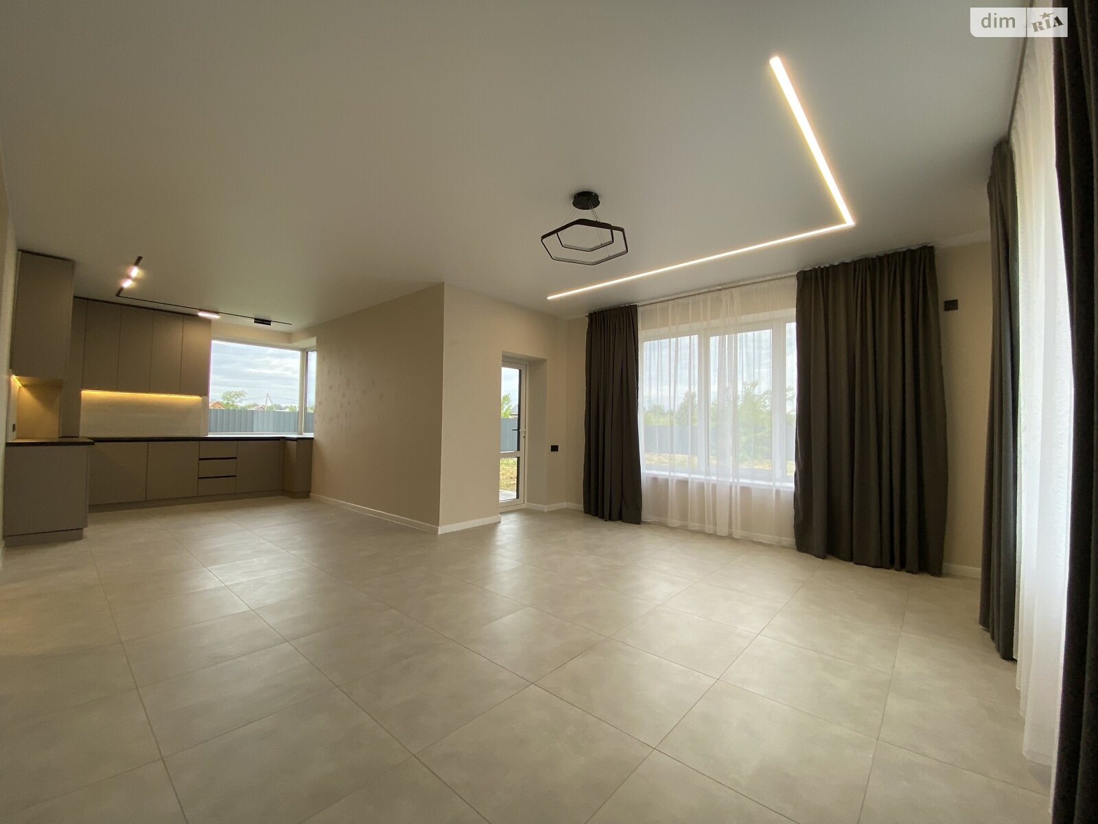 3 КІМ. БУДИНОК, ПЛОЩА - 100 м², ЦІНА - 125 000 $

