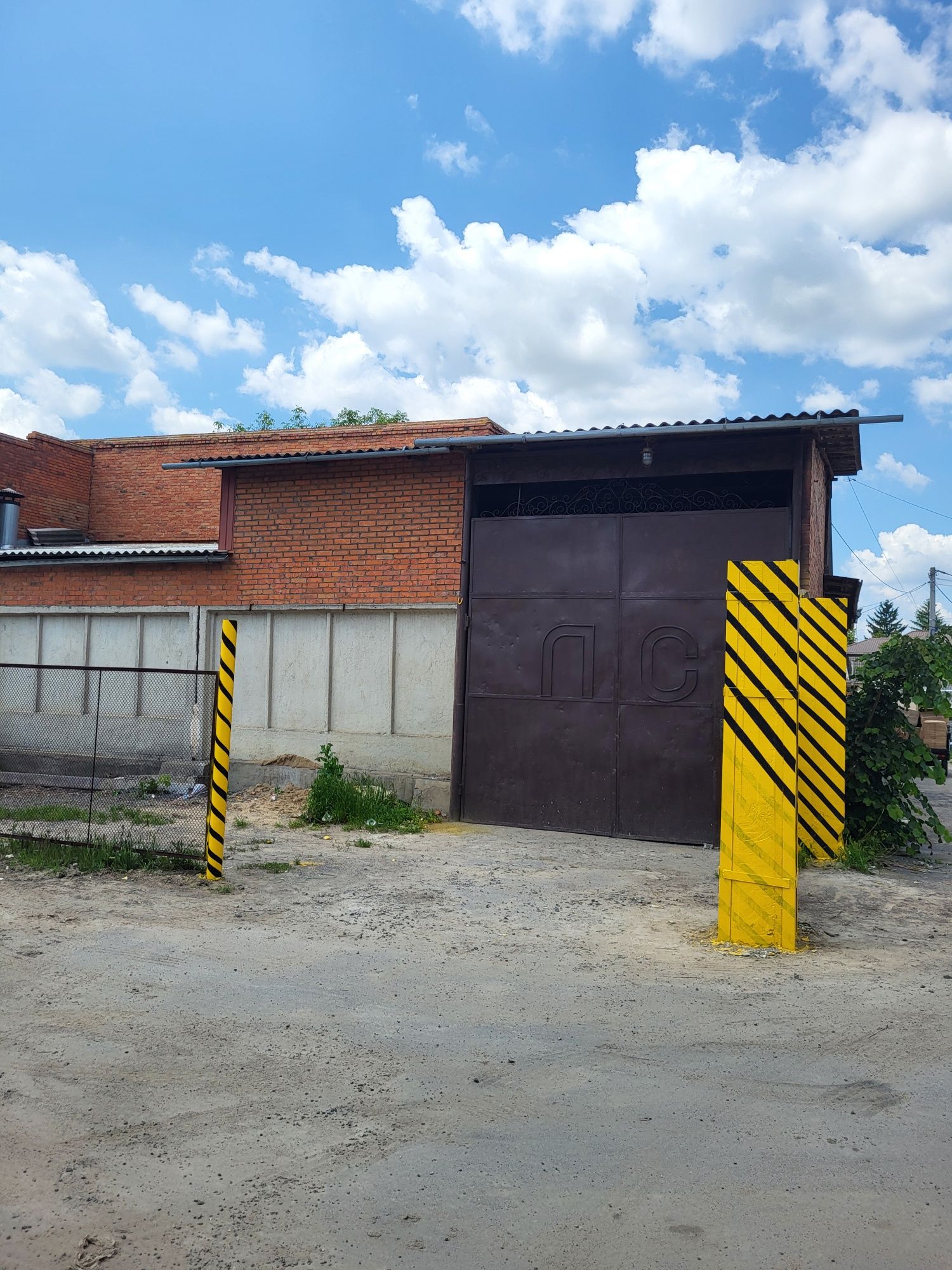 ПЛОЩА - 450 м², ЦІНА - 2 $

