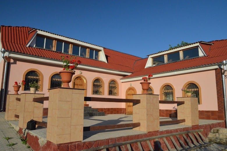 8 КІМ. БУДИНОК, ПЛОЩА - 3500 м², ЦІНА - 230 000 $
