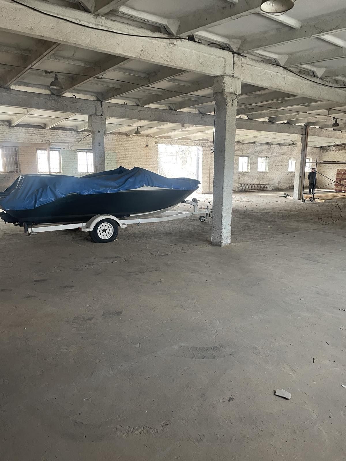 ПЛОЩА - 360 м², ЦІНА - 883 $
