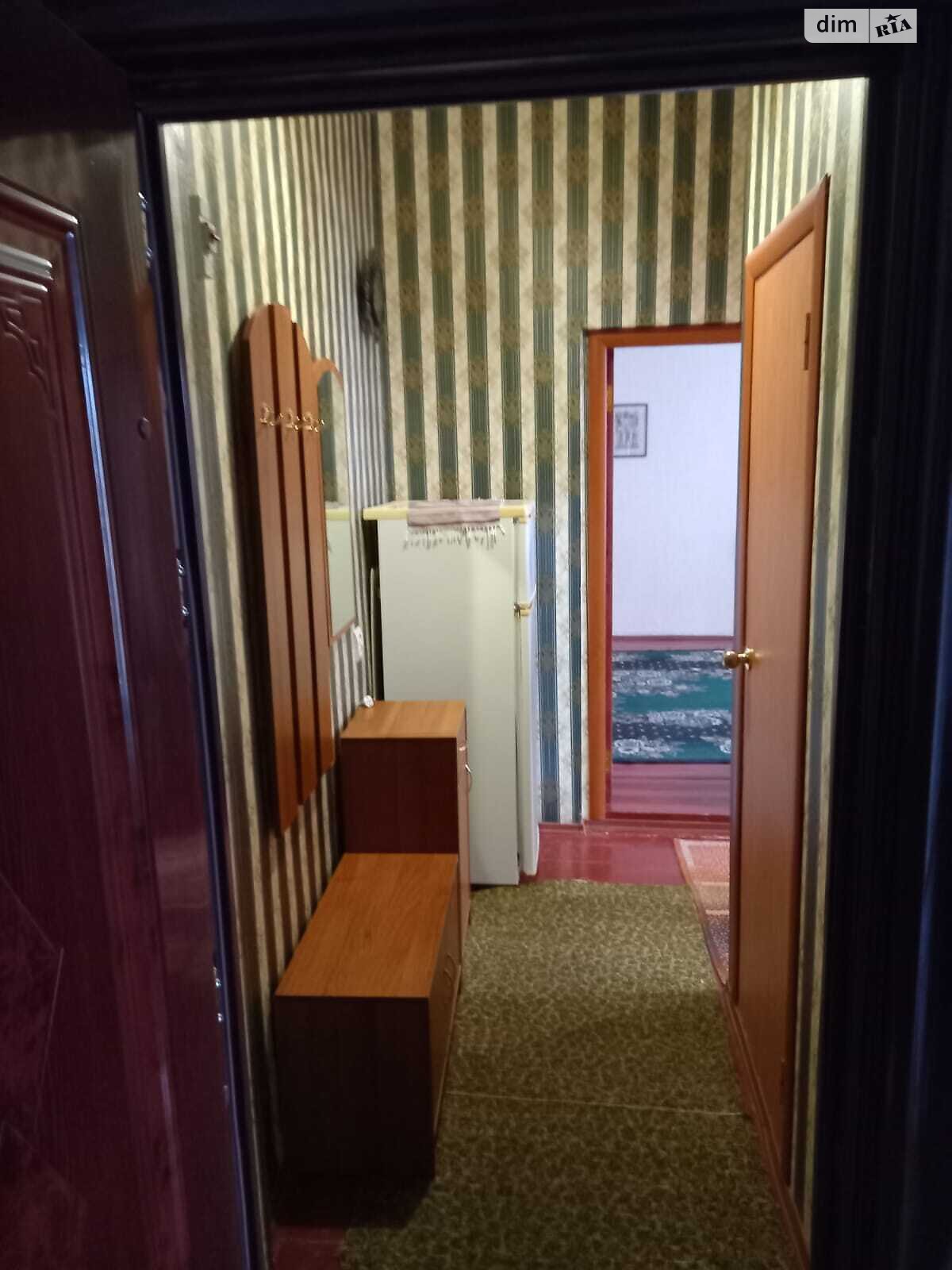 1 КІМ. КВАРТИРА, ПЛОЩА - 28 м², ЦІНА - 18 500 $
, вул. Соборна(Леніна)