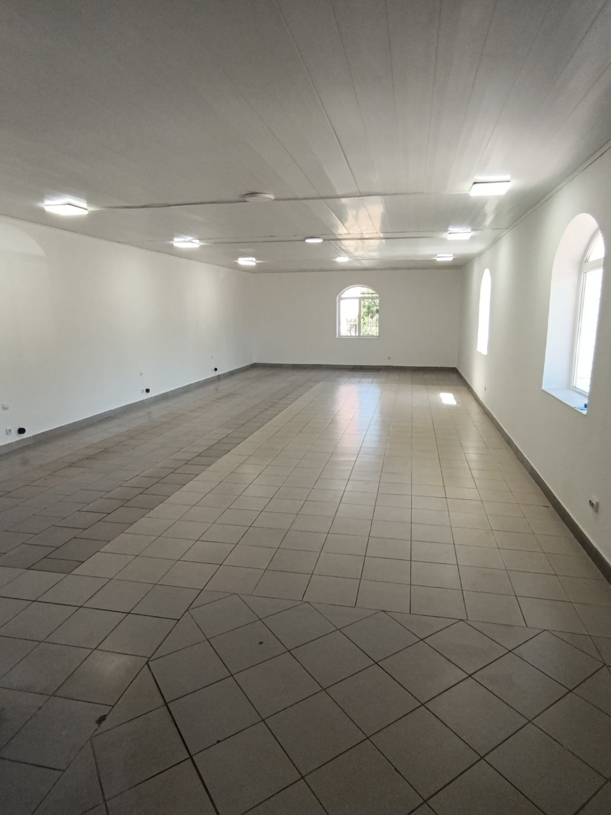 ПЛОЩА - 120 м², ЦІНА - 359 $
