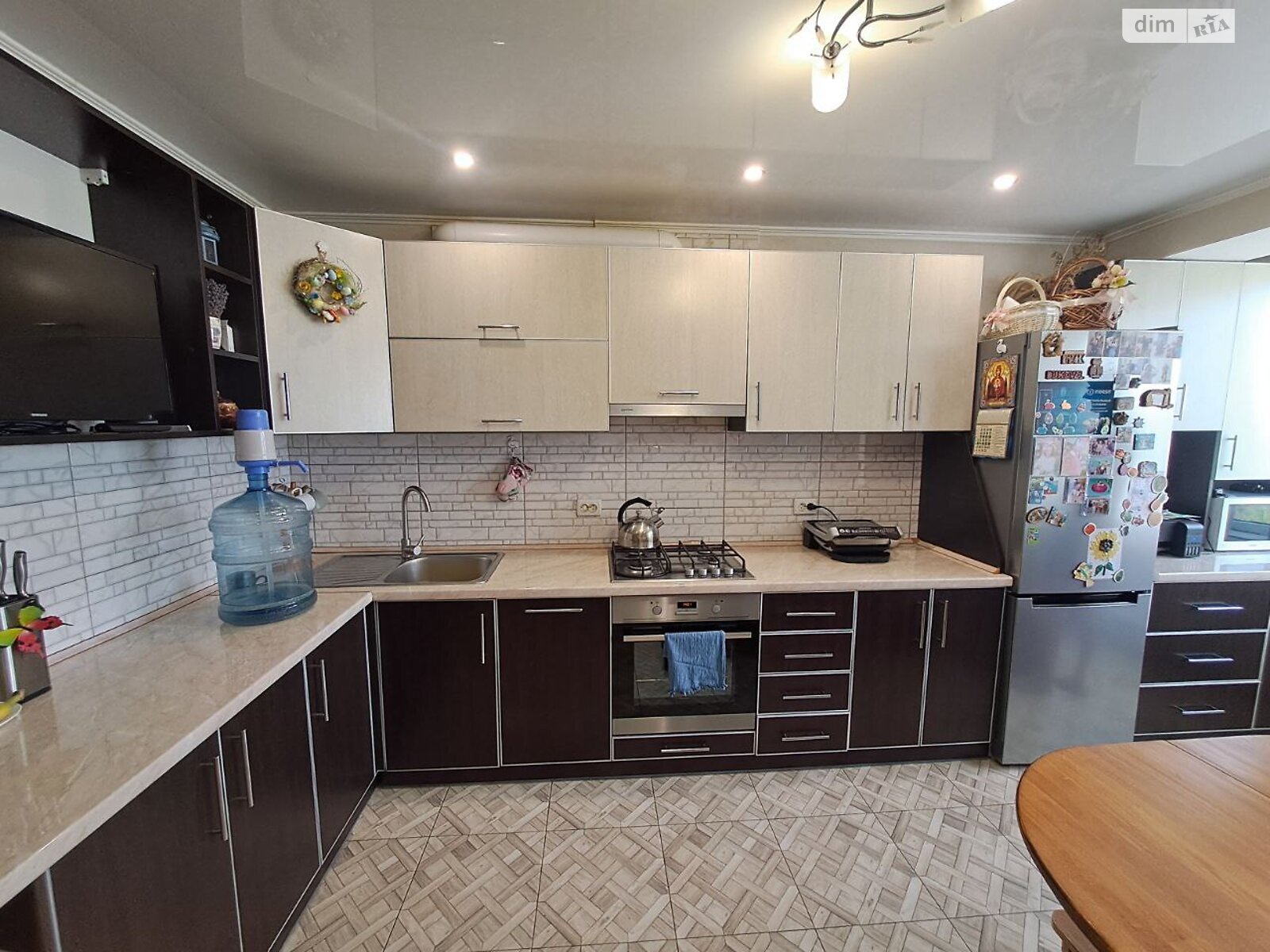 1 КІМ. КВАРТИРА, ПЛОЩА - 40 м², ЦІНА - 56 000 $
, вул. Садова