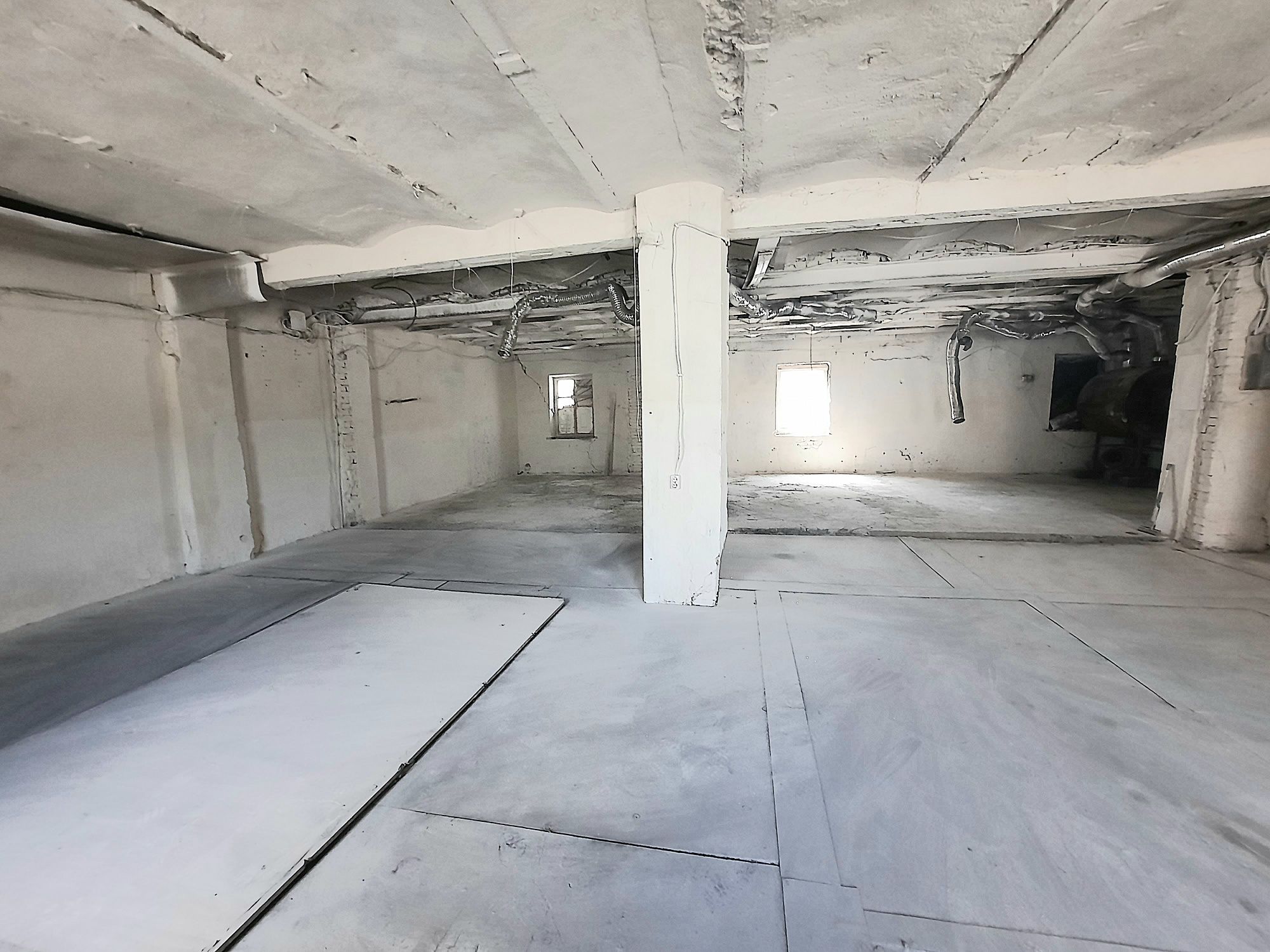 ПЛОЩА - 180 м², ЦІНА - 390 $
