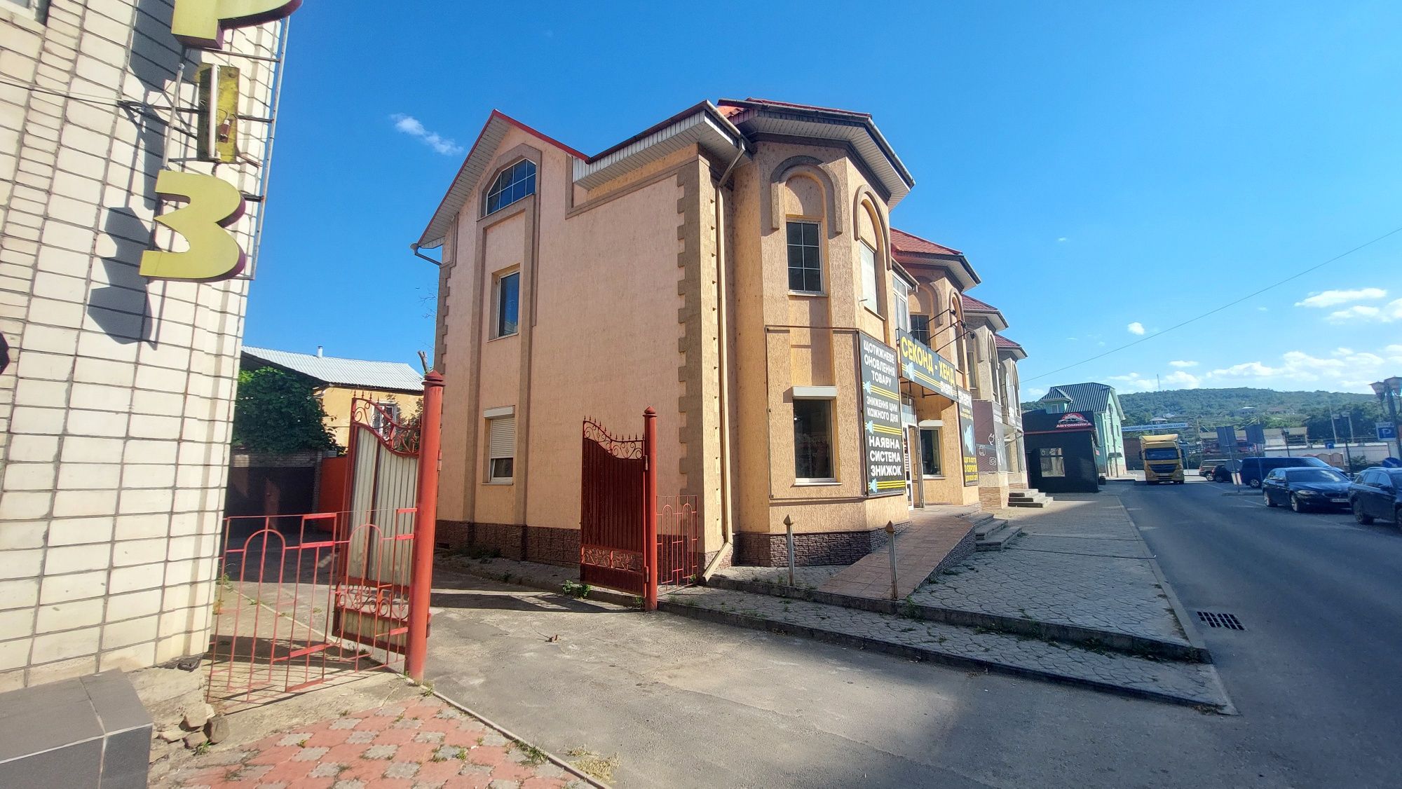 ПЛОЩА - 530 м², ЦІНА - 370 000 $
