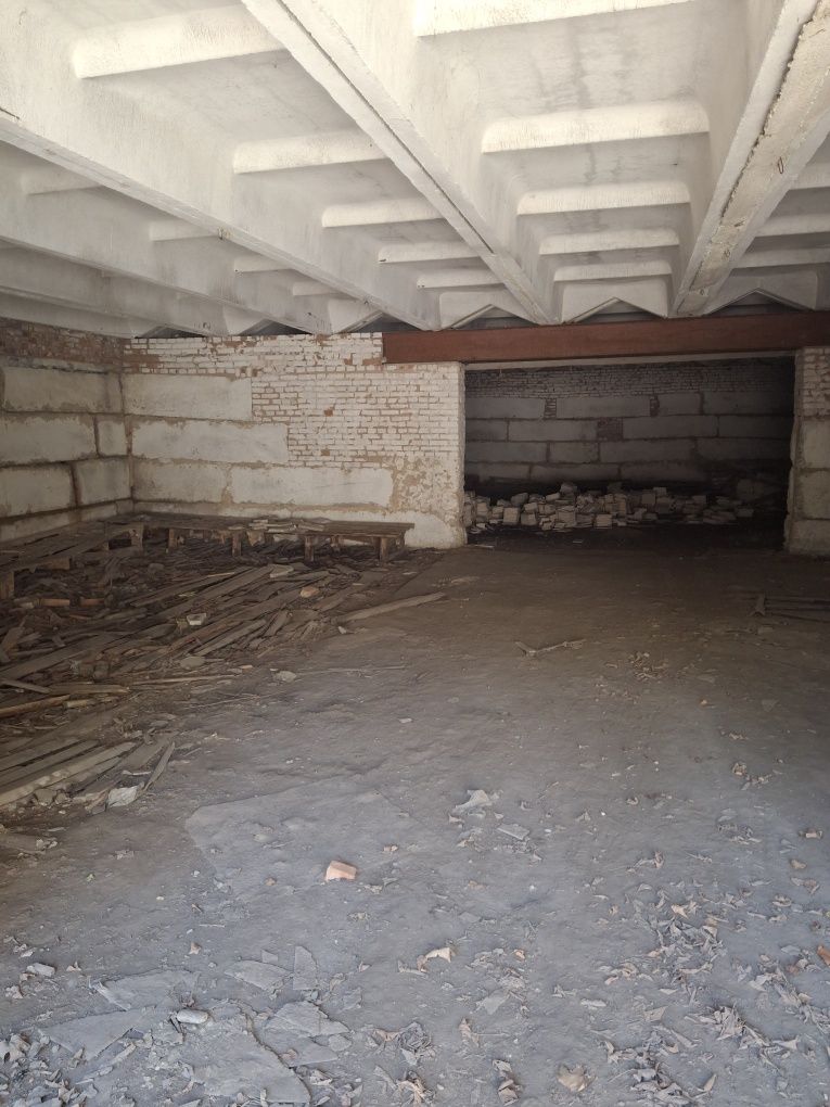 ПЛОЩА - 680 м², ЦІНА - 1 $
