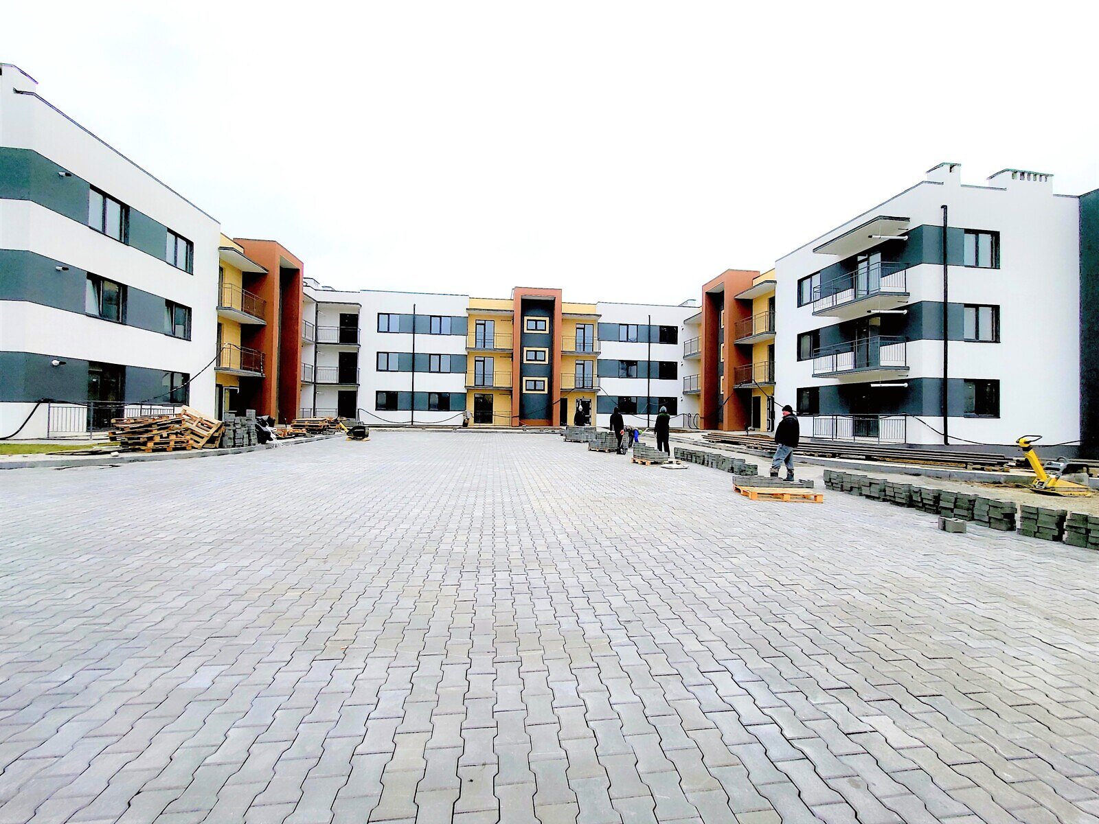 1 КІМ. КВАРТИРА, ПЛОЩА - 40.05 м², ЦІНА - 42 500 $
, 4-й пров. Леоніда Каденюка(Комарова)