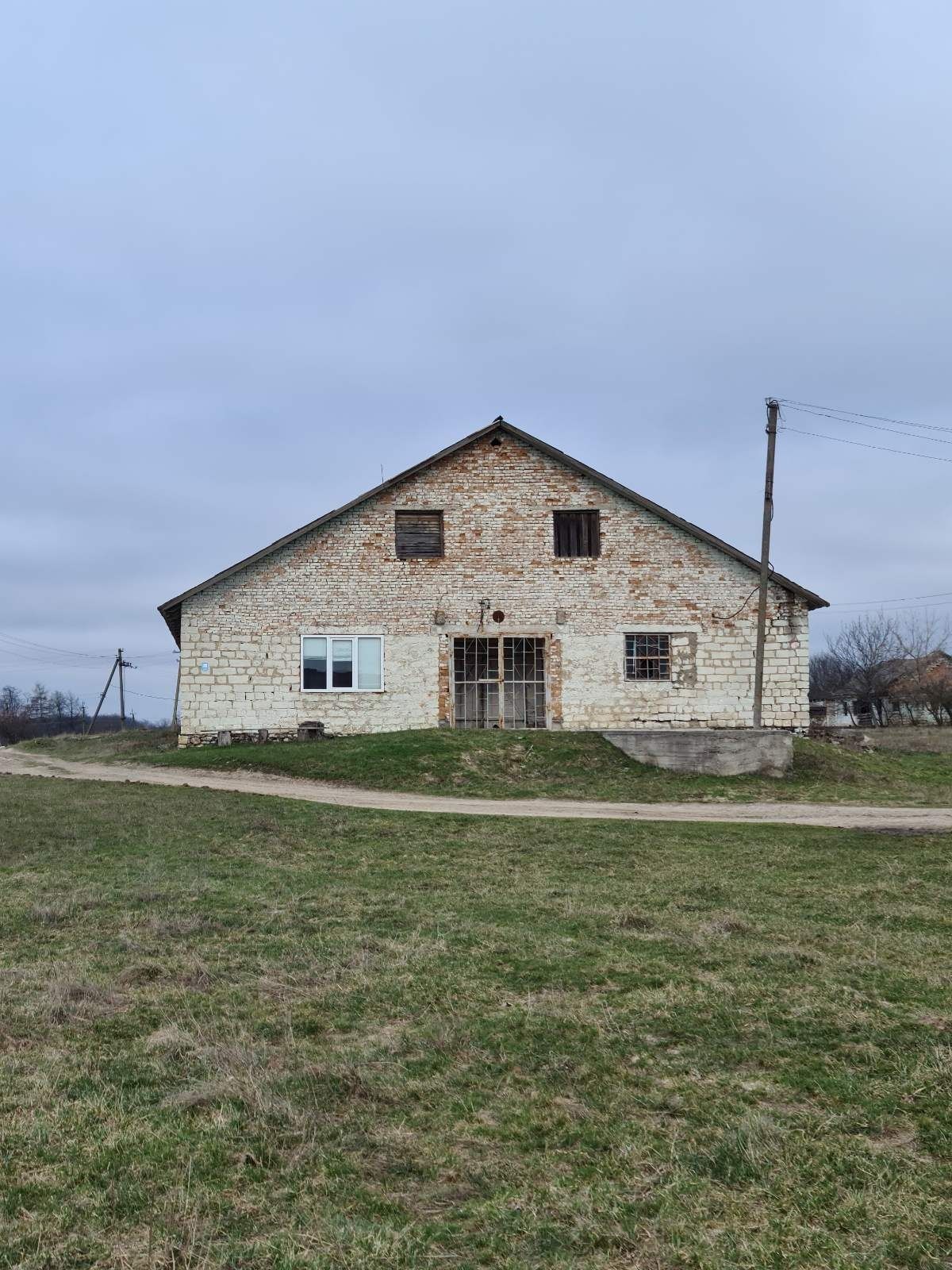 ПЛОЩА - 1350 м², ЦІНА - 335 $
