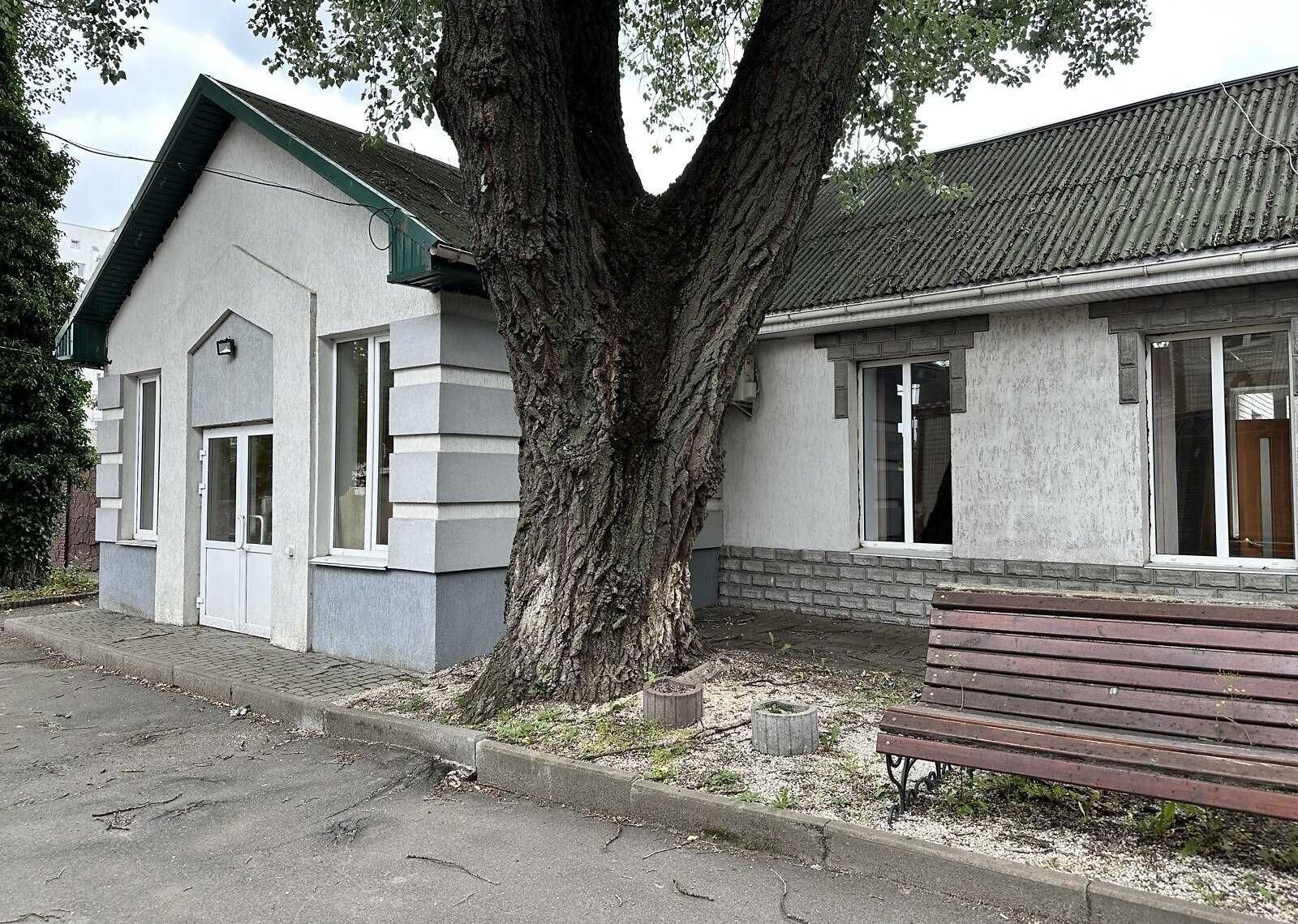 ПЛОЩА - 136 м², ЦІНА - 716 $
