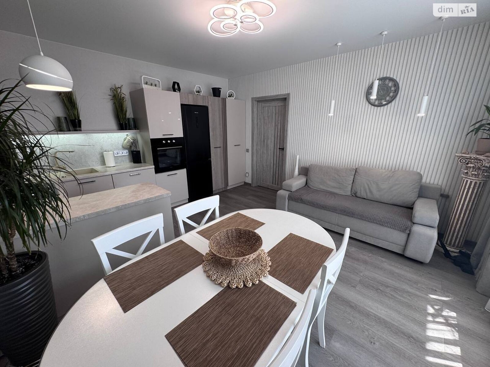 3 КІМ. КВАРТИРА, ПЛОЩА - 100 м², ЦІНА - 130 000 $
, пров. Затишний