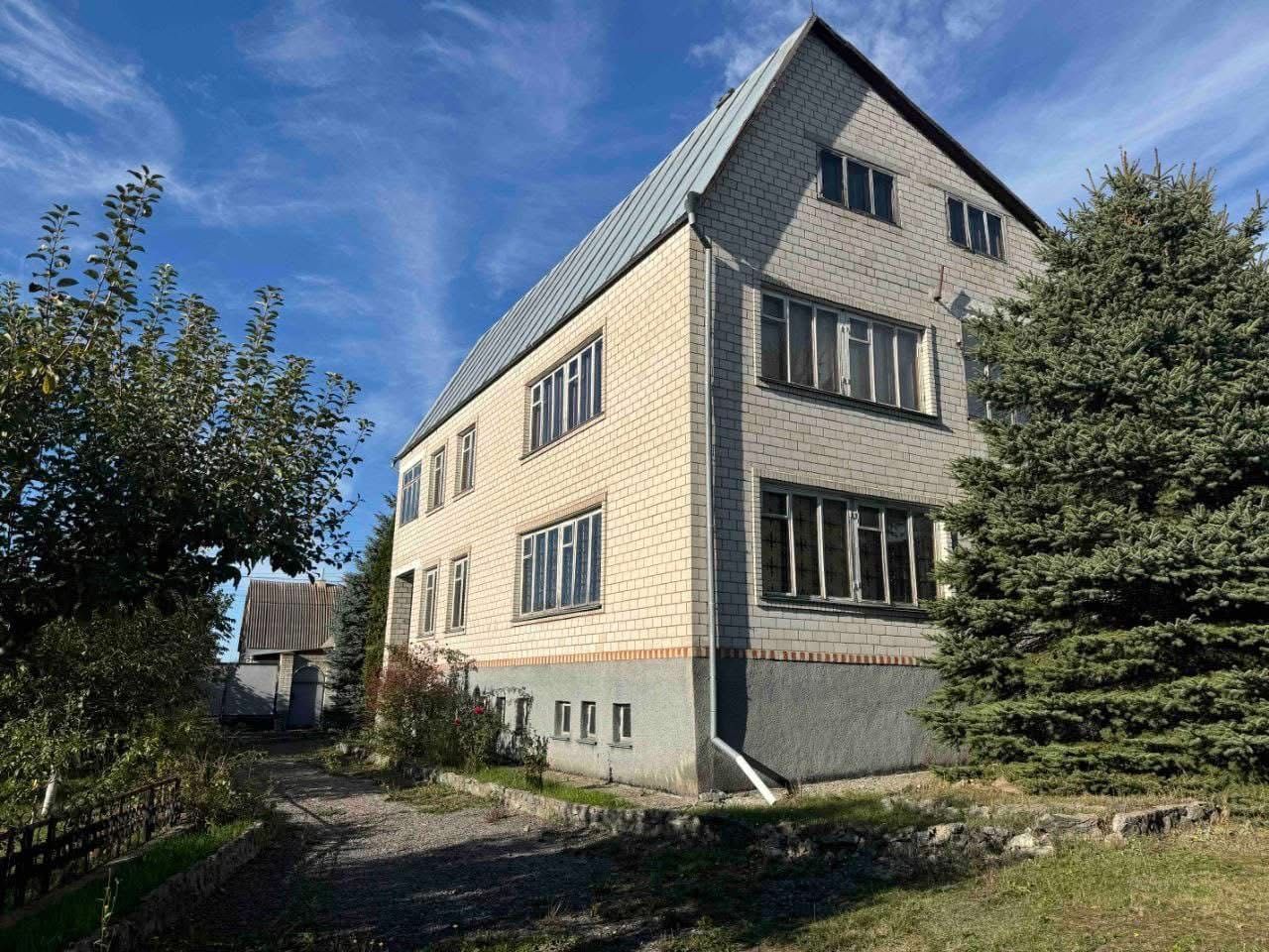 8 КІМ.  БУДИНОК ПЛОЩА – 450 м², ЦІНА – 125 000$, РАЙОН: Стрижавка