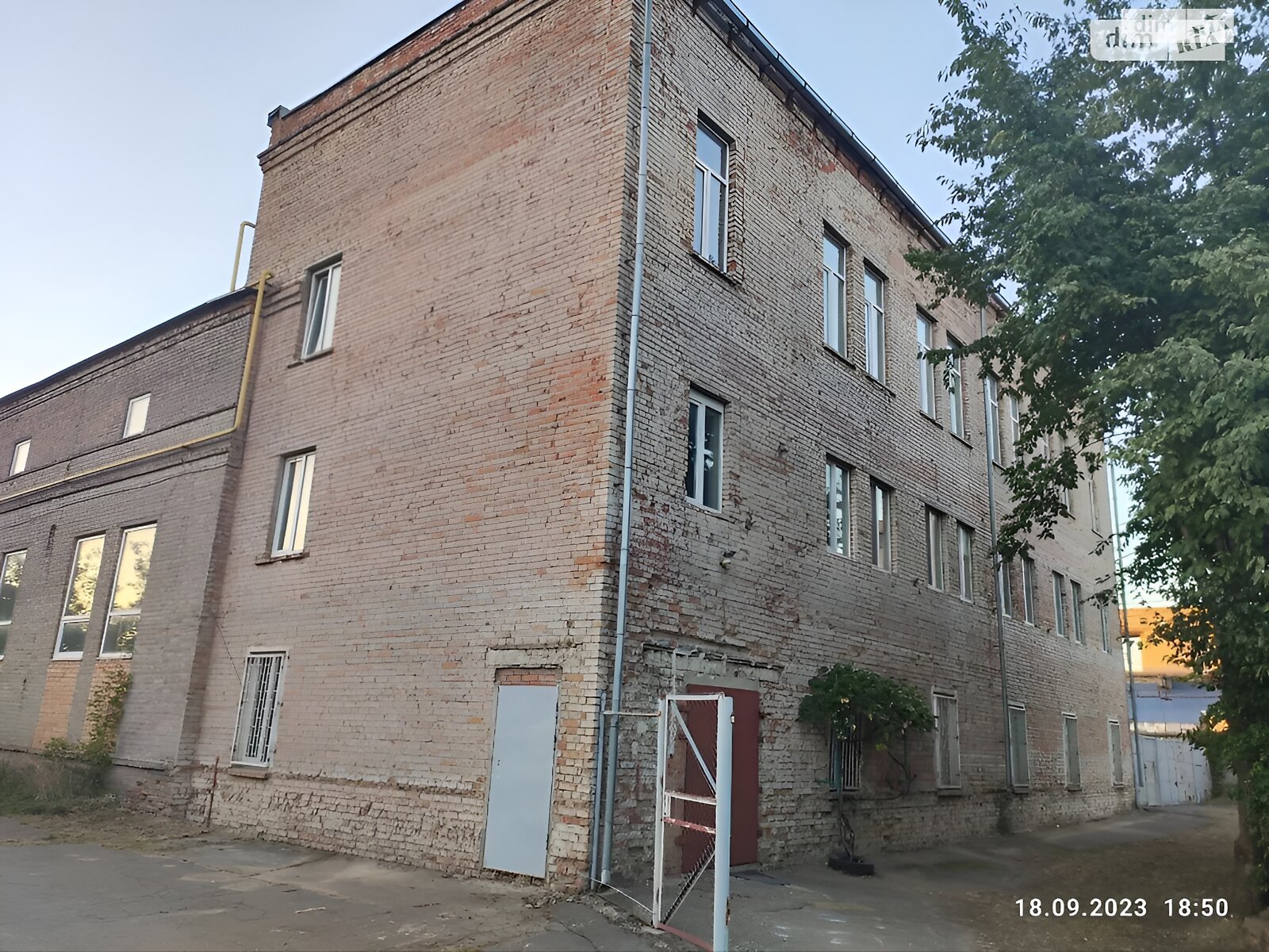ПЛОЩА - 1211 м², ЦІНА - 330 000 $
, вул. Академіка Янгеля