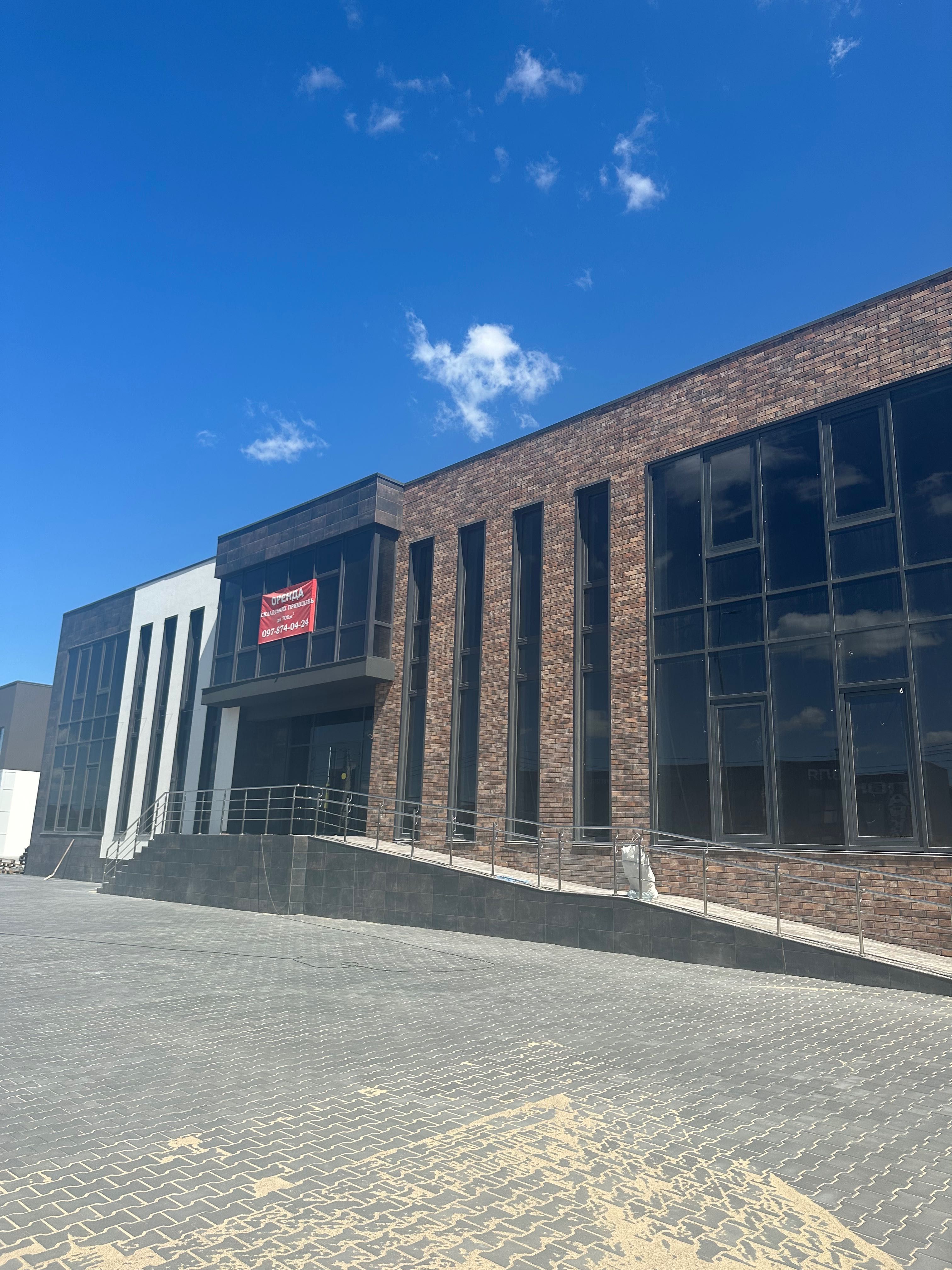 ПЛОЩА - 320 м², ЦІНА - 5 $
